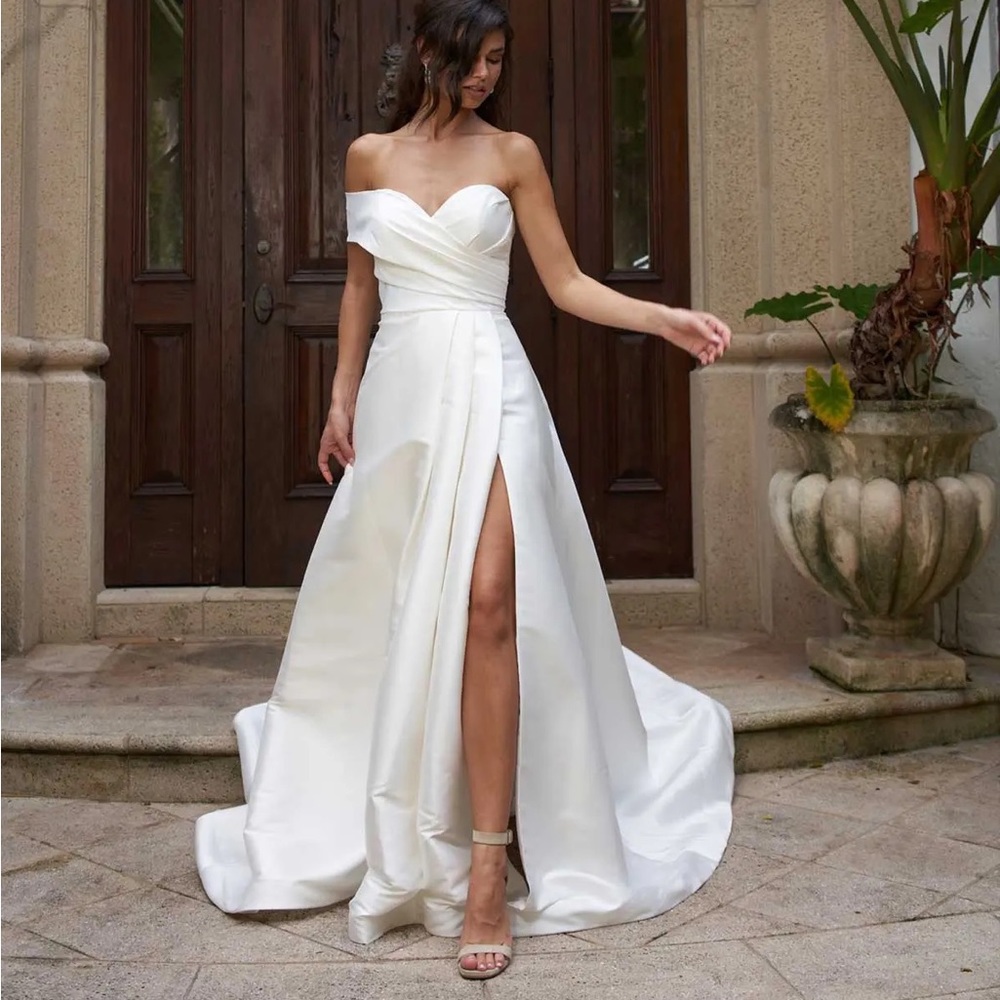 New NEVER WORN wedding gown